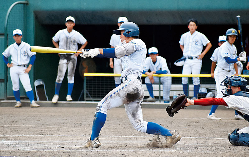 川越東―春日部共栄　9回表川越東２死一、二塁　河井が左前適時打を放ち、同点。捕手伊藤＝レジスタ大宮