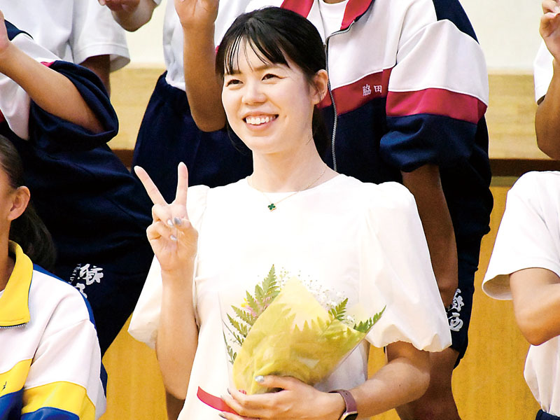 講演後に生徒と写真撮影する競泳元日本代表の星奈津美さん（中央）＝11日午後、埼玉県川口市立戸塚西中学校