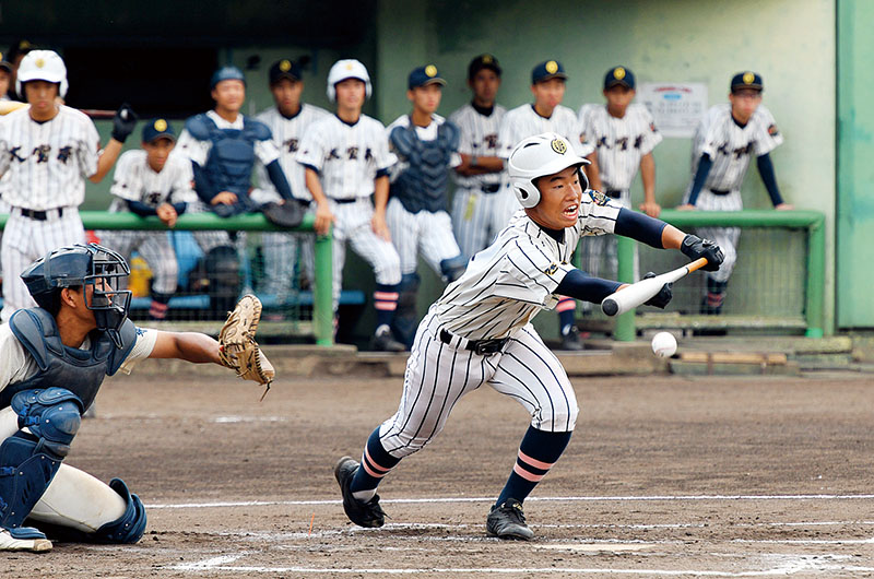 久喜北陽―大宮南　1回裏大宮南1死一、三塁、深津がスクイズを決める。捕手角田＝市営浦和