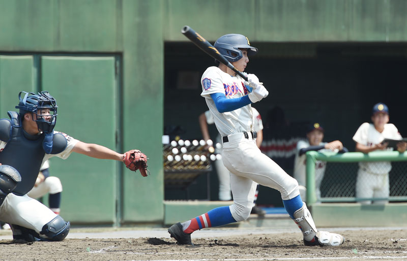 3回裏花咲徳栄無死一、三塁、生田目が同点の右犠飛を放つ。捕手篠塚