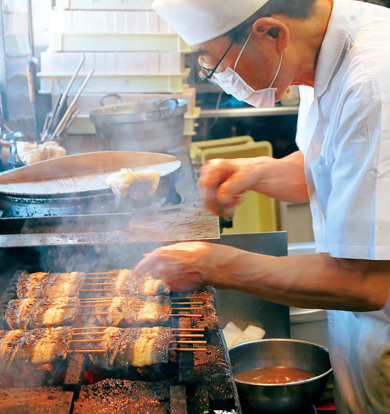 丁寧にウナギを焼き上げる職人＝30日午前、さいたま市浦和区仲町の山崎屋