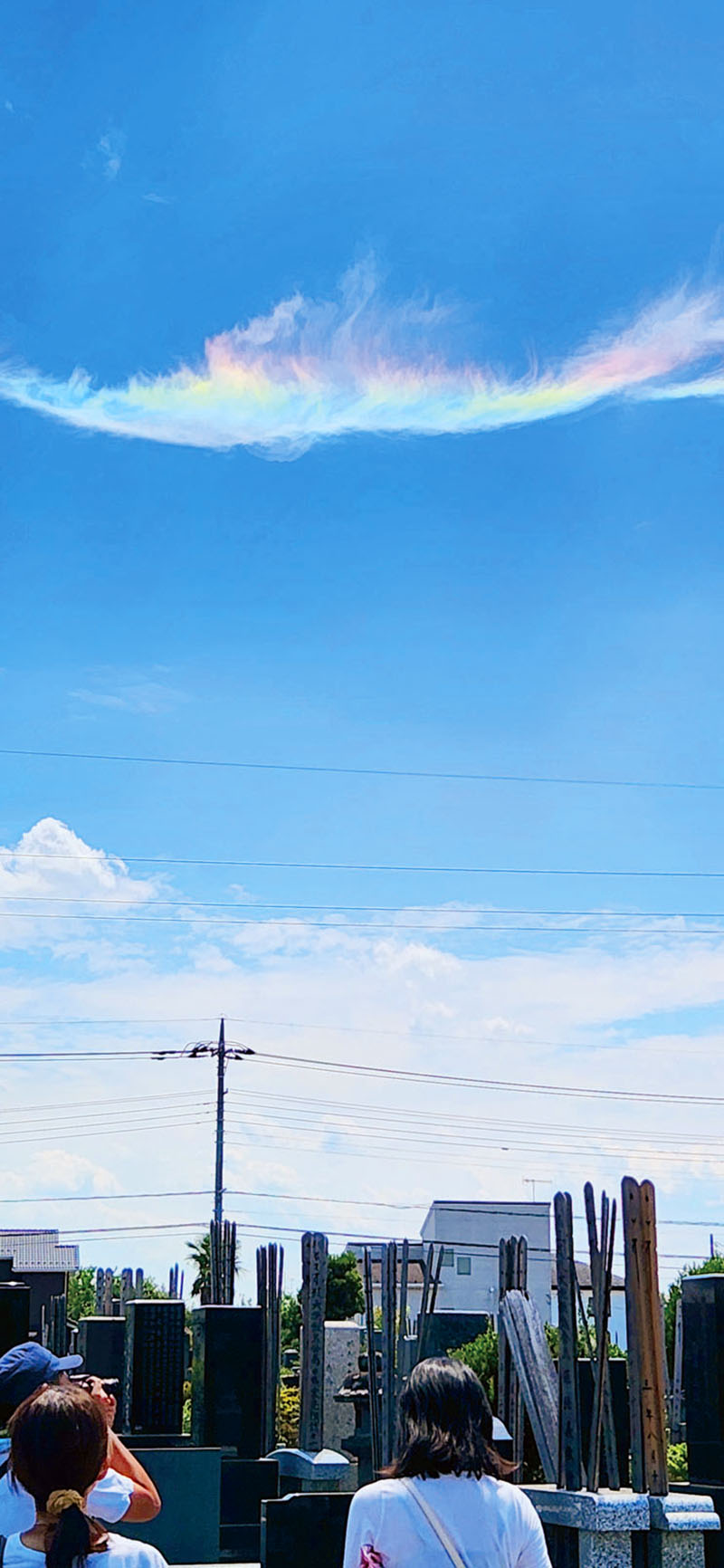 雲の縁が虹のように色づく現象「彩雲」＝31日午後0時40分ごろ、熊谷市大原付近