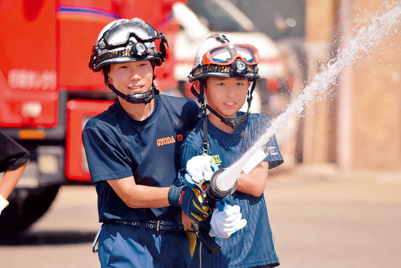 放水訓練を体験する小学生＝3日、埼玉県行田市長野の市消防本部