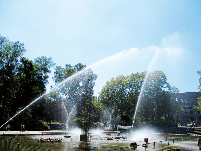 近代美術館の前の噴水池。定期的に音楽に合わせ、水が高く跳ね上がる＝さいたま市浦和区の北浦和公園