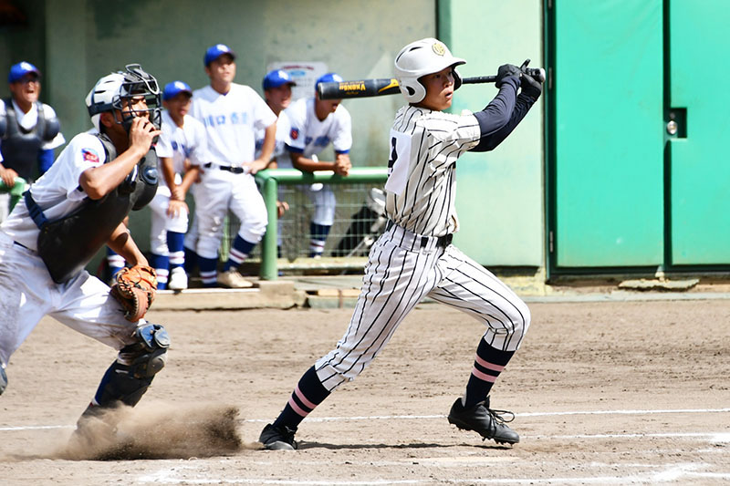 南部E組1回戦　大宮南―川口青陵　9回裏大宮南1死一、三塁、中川が右翼線へサヨナラ適時二塁打を放つ。捕手荒井＝市営浦和