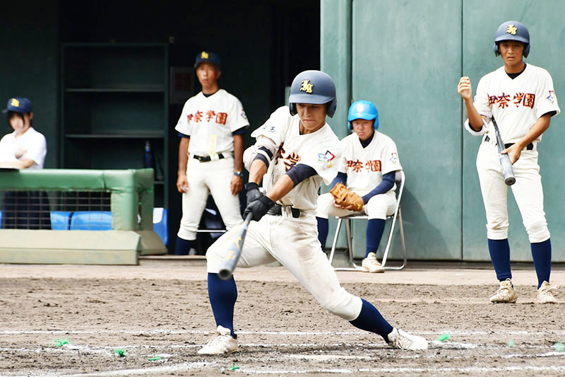 北部H組1回戦　伊奈学園―熊谷西　8回裏伊奈学園1死二、三塁、内古閑が左中間を破る適時打を放ち2点を追加する＝UD上尾