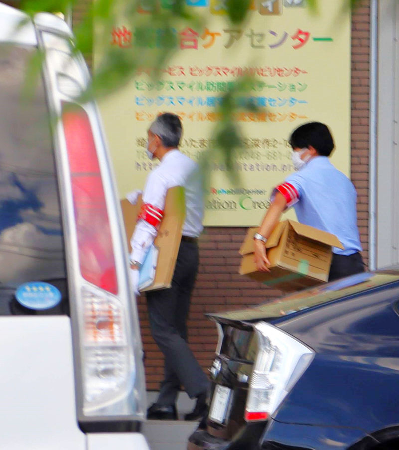 施設に捜索に入る捜査員＝14日午前9時40分ごろ、さいたま市見沼区深作