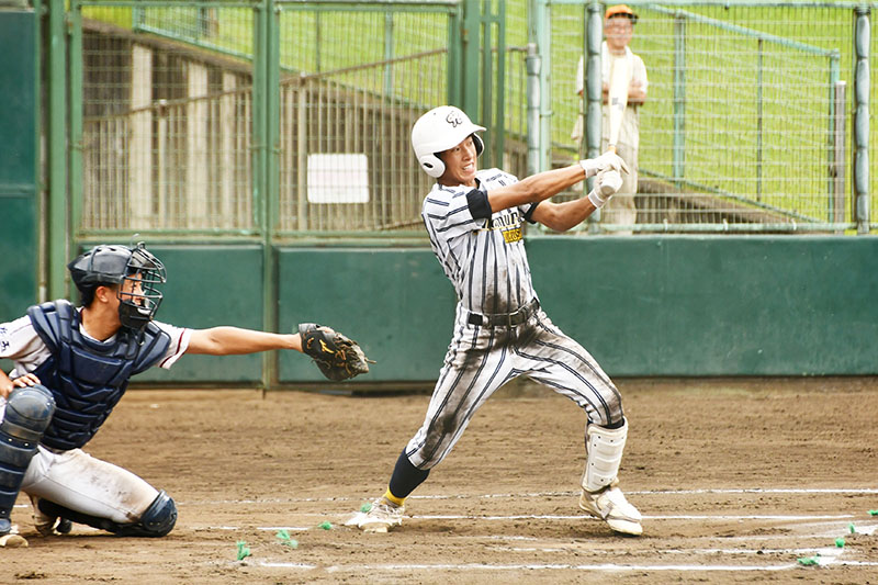 西部I組代表決定戦　山村国際―狭山清陵　6回表山村国際2死二塁、森田が右前適時打を放つ。捕手山崎＝飯能市民