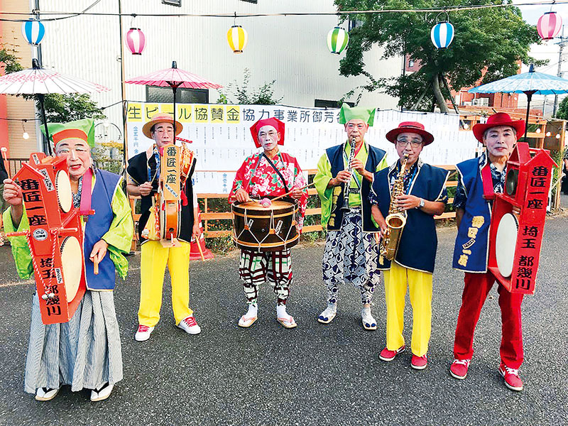 ときがわ町を拠点に活動する「番匠一座・夢ちんどん」のメンバー。右から3人目が座長の小室敏夫さん