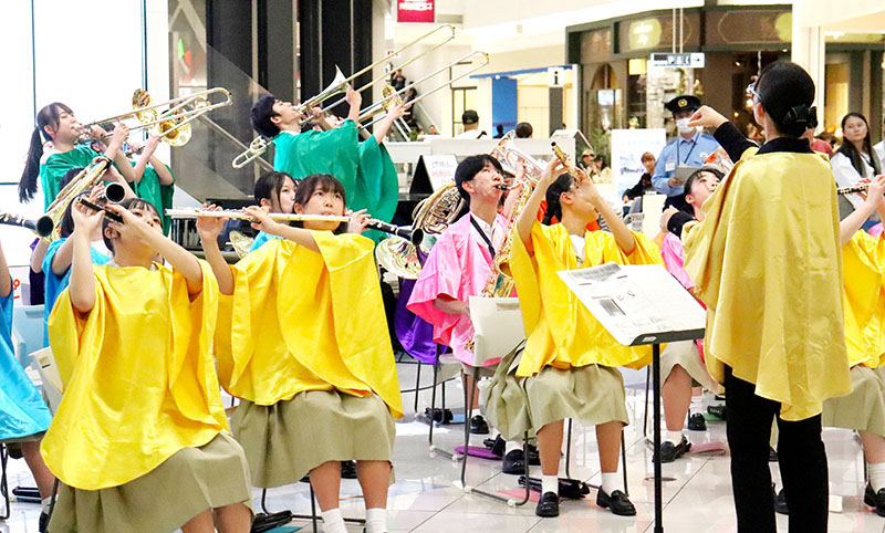 音楽の力で性犯罪や性暴力を抑止しようと演奏する県立越谷南高校の吹奏楽部員ら＝26日、越谷市のイオンレイクタウン