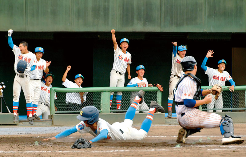 山村学園―花咲徳栄　9回表花咲徳栄2死一、二塁、田島の中前適時打で二塁走者生田目が生還する。捕手藤原＝1日、県営大宮