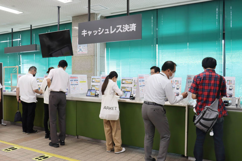 キャッシュレス決済窓口で手続きを行う来庁者＝2日、埼玉県鴻巣市鴻巣の運転免許センター