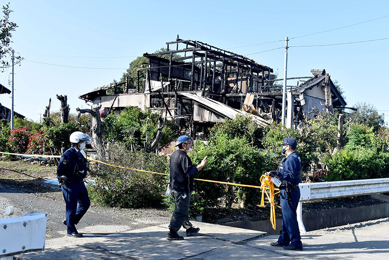 木造2階建て住宅が全焼し、2人の遺体が発見された火災現場＝12日午前9時ごろ、熊谷市下増田