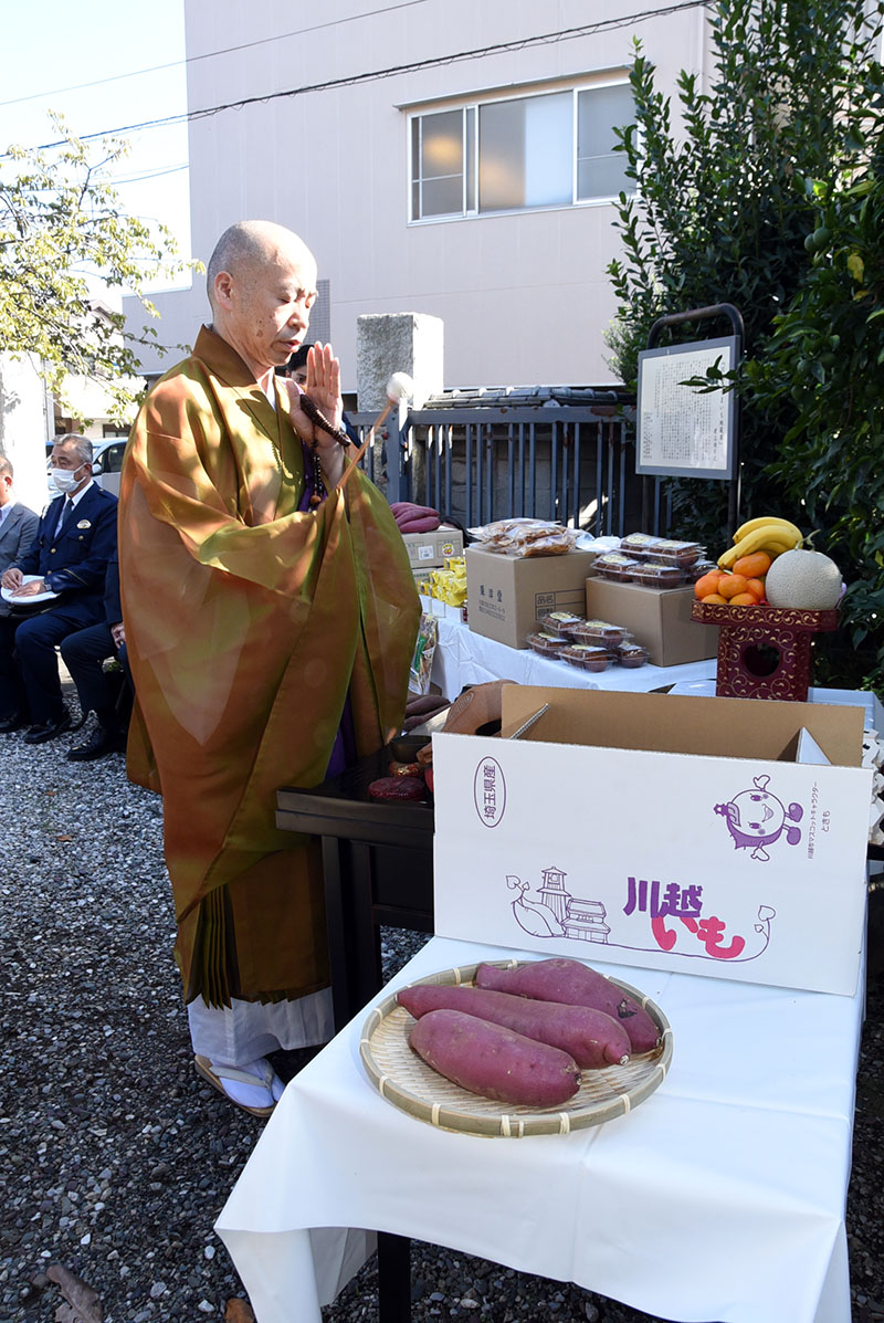 いも供養では、川越さつまいも地蔵尊に感謝の祈りをささげた＝13日、埼玉県川越市菅原町の妙善寺