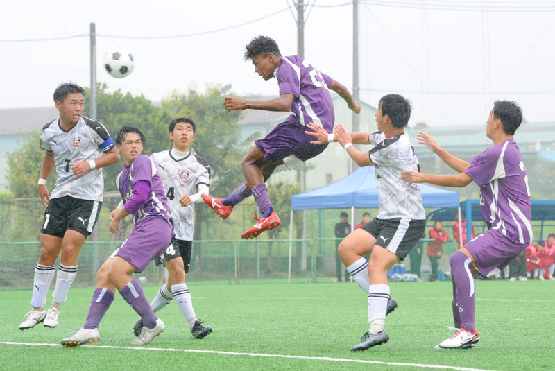 狭山ケ丘―伊奈学園　前半25分、狭山ケ丘の栗原（右から2人目）がヘディングシュートを放つ