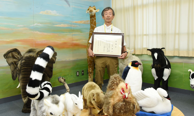 動物のぬいぐるみ41体などを寄贈した田中博さん＝17日、埼玉県川越市笠幡の県立特別支援学校塙保己一学園