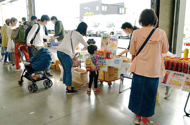 メーカーの展示ブースで試食をしたり、商品を買い求める来場者＝21日午前、埼玉県川越市石田の川越センター