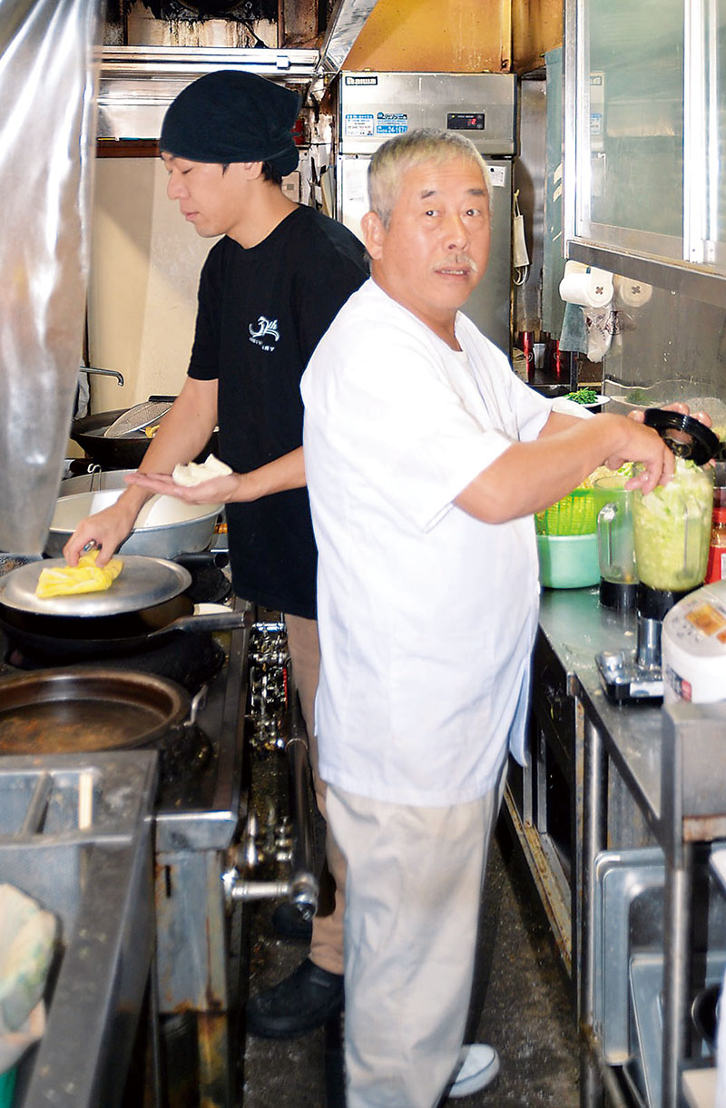 調理に精を出す織原敬さん（右）と長男の敬介さん＝埼玉県宮代町笠原