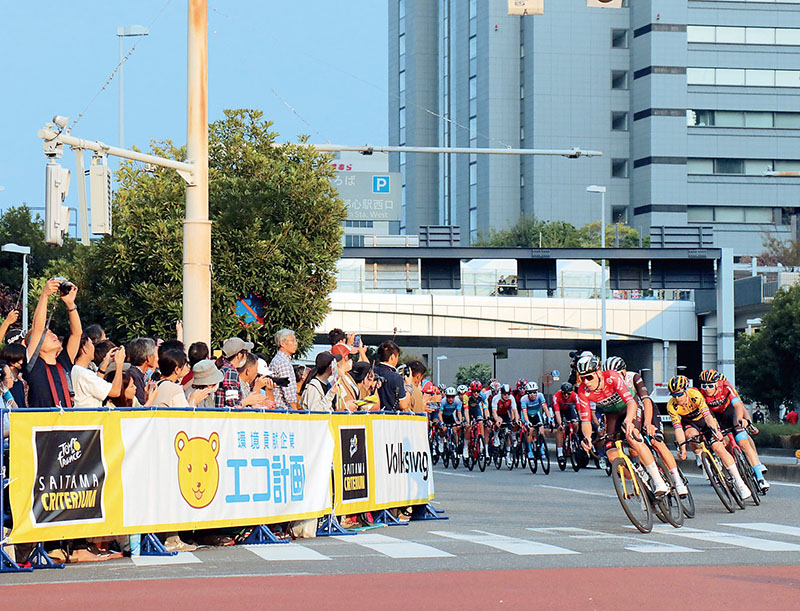 世界トップレベルの選手の走りを間近で体感する観客＝5日午後、埼玉県さいたま市内