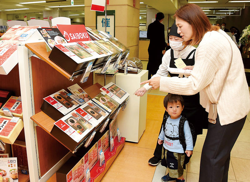 新型コロナ感染拡大防止の制限がほぼなくなり、再開された試食をしながら品物を選ぶ客＝9日、川越市新富町の丸広百貨店川越店