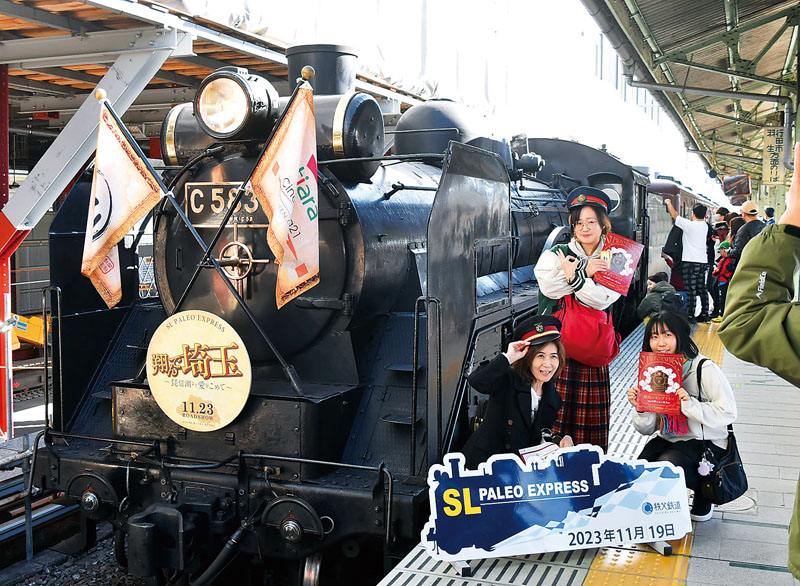 秩父鉄道が運行した「映画公開記念！SL『翔んで埼玉～琵琶湖より愛をこめて～』号」＝19日午前、埼玉県熊谷市桜木町の秩父鉄道熊谷駅