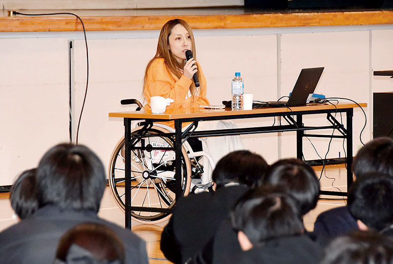 生徒たちに講演する中嶋涼子さん＝19日、川越市笠幡の県立川越西高校