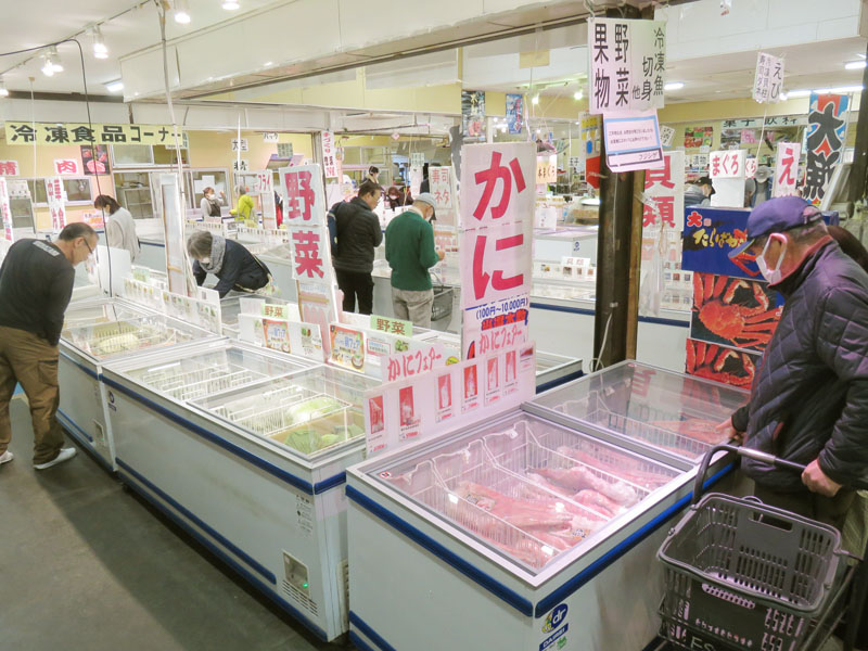 正月食材を買い求める客＝26日午前、越谷市場