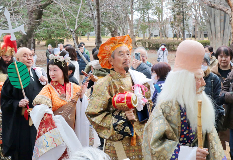 七福神に扮（ふん）して寺社を巡るパレード＝3日午後、さいたま市中央区