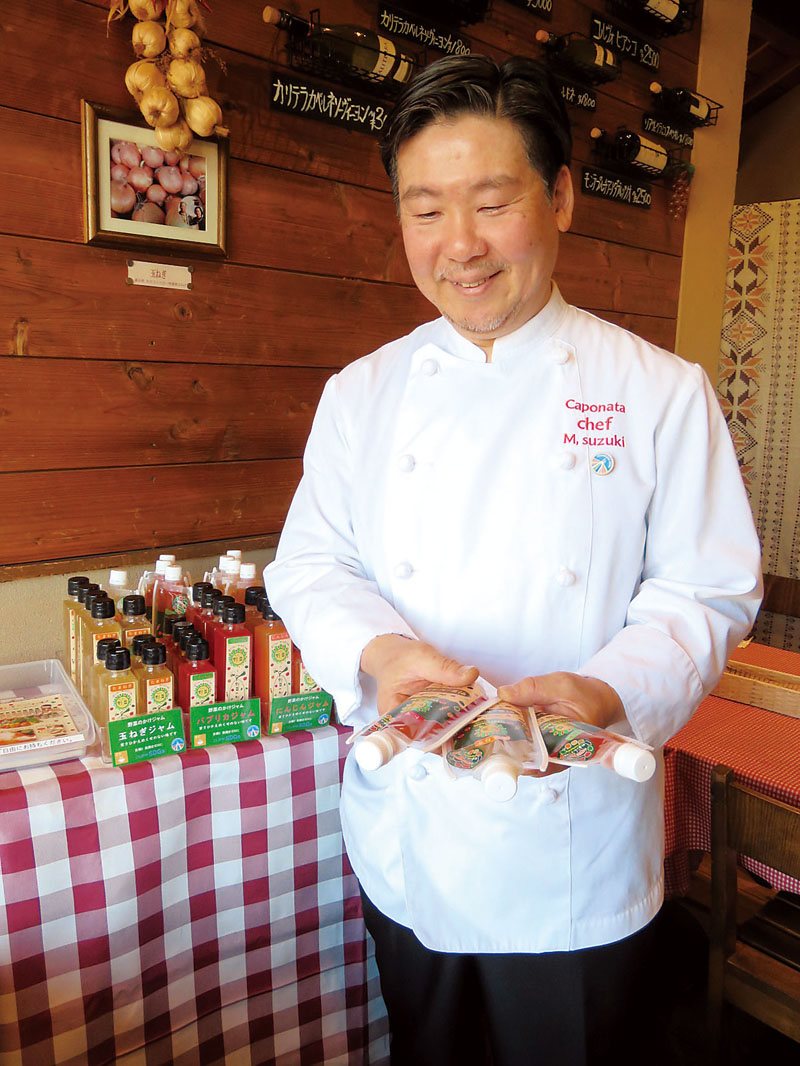 「酸味と甘みのバランスを味わってほしい」と野菜のかけジャムを手にする鈴木実さん＝越谷市東越谷