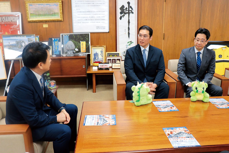 日本相撲協会巡業部の立田川親方（中央）と全栄企画の石塚仁基代表取締役（右）が清水勇人市長に巡業をPRした＝21日午前、埼玉県さいたま市役所