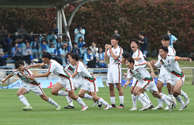 正智深谷―聖望学園　PK戦を制し喜ぶ正智深谷イレブン