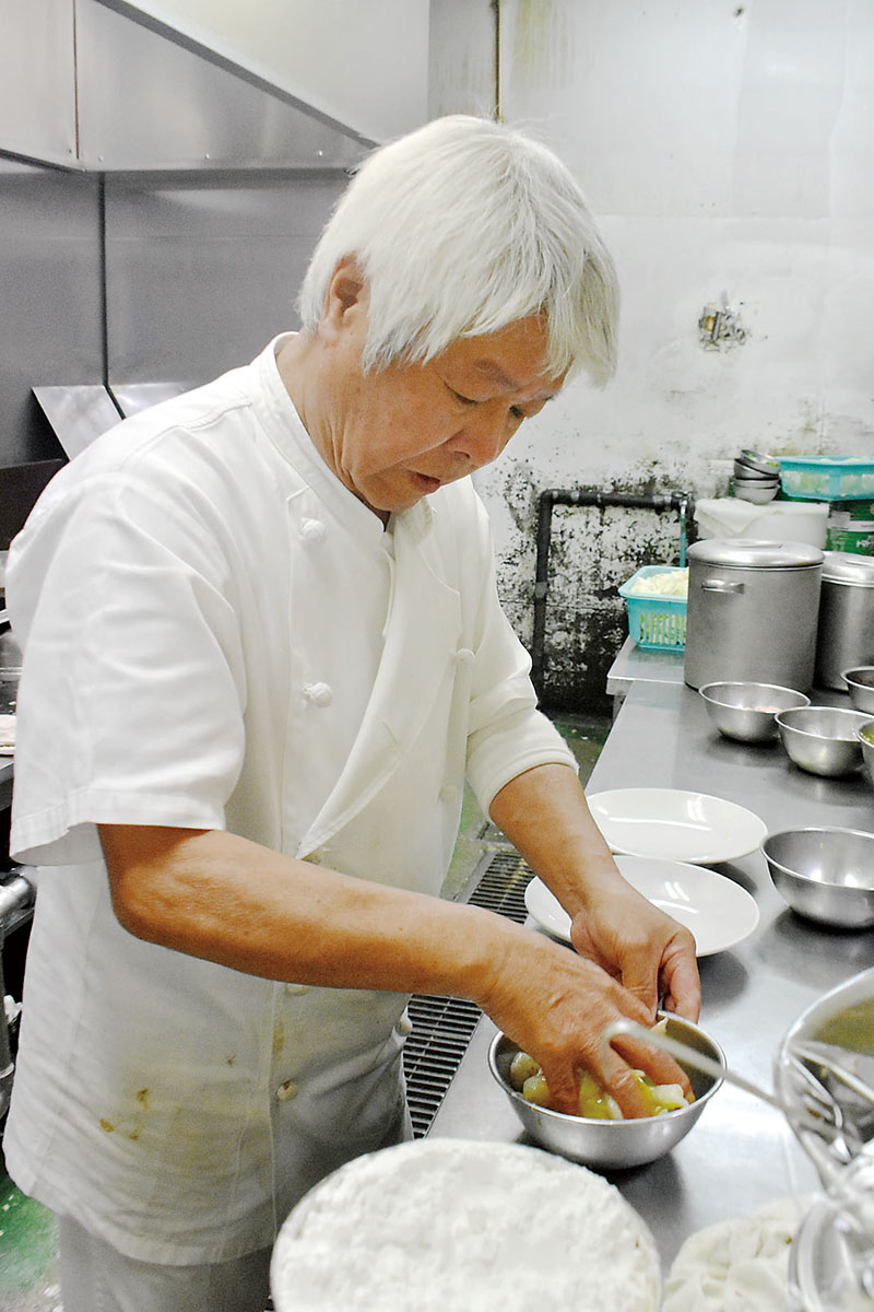 「孫悟空」店主の堀口文夫さん＝埼玉県秩父市上影森