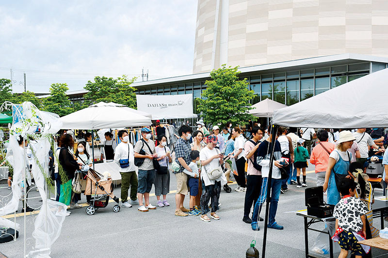 多くの来場者でにぎわったDAHASuマルシェ＝12日、蓮田市閏戸の総合文化会館ハストピア