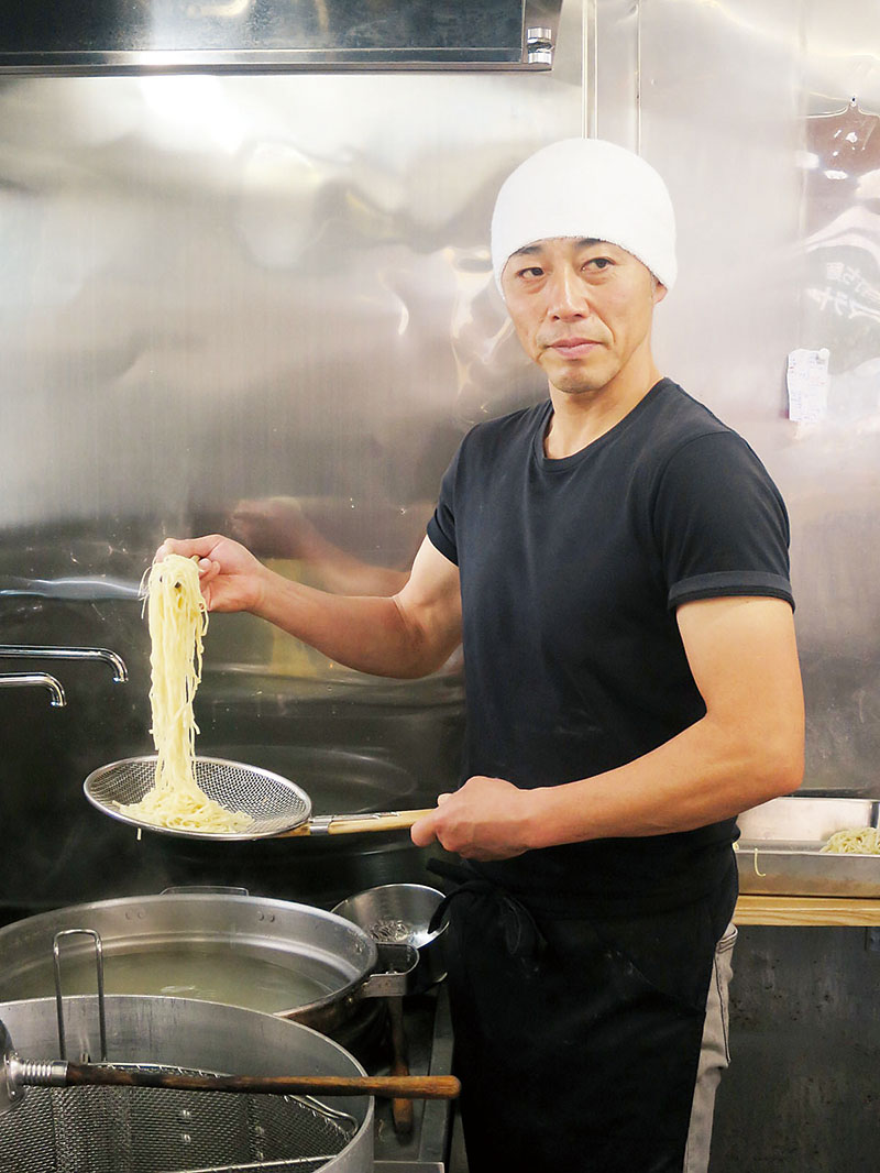 厨房で腕を振るう2代目店主の西村浩太さん＝北本市西高尾のヒマラヤラーメン