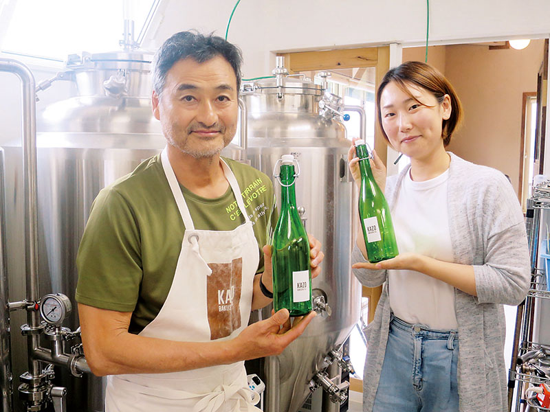 「おいしいイチゴのビールができた」と話す松澤宏幸さん（左）と大塚由貴さん