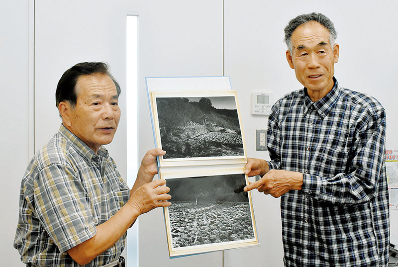 篠山紀信さんが撮影した皆野町三沢の風景写真を紹介する太幡隆幸さん（右）と野沢博美さん＝29日、秩父市内