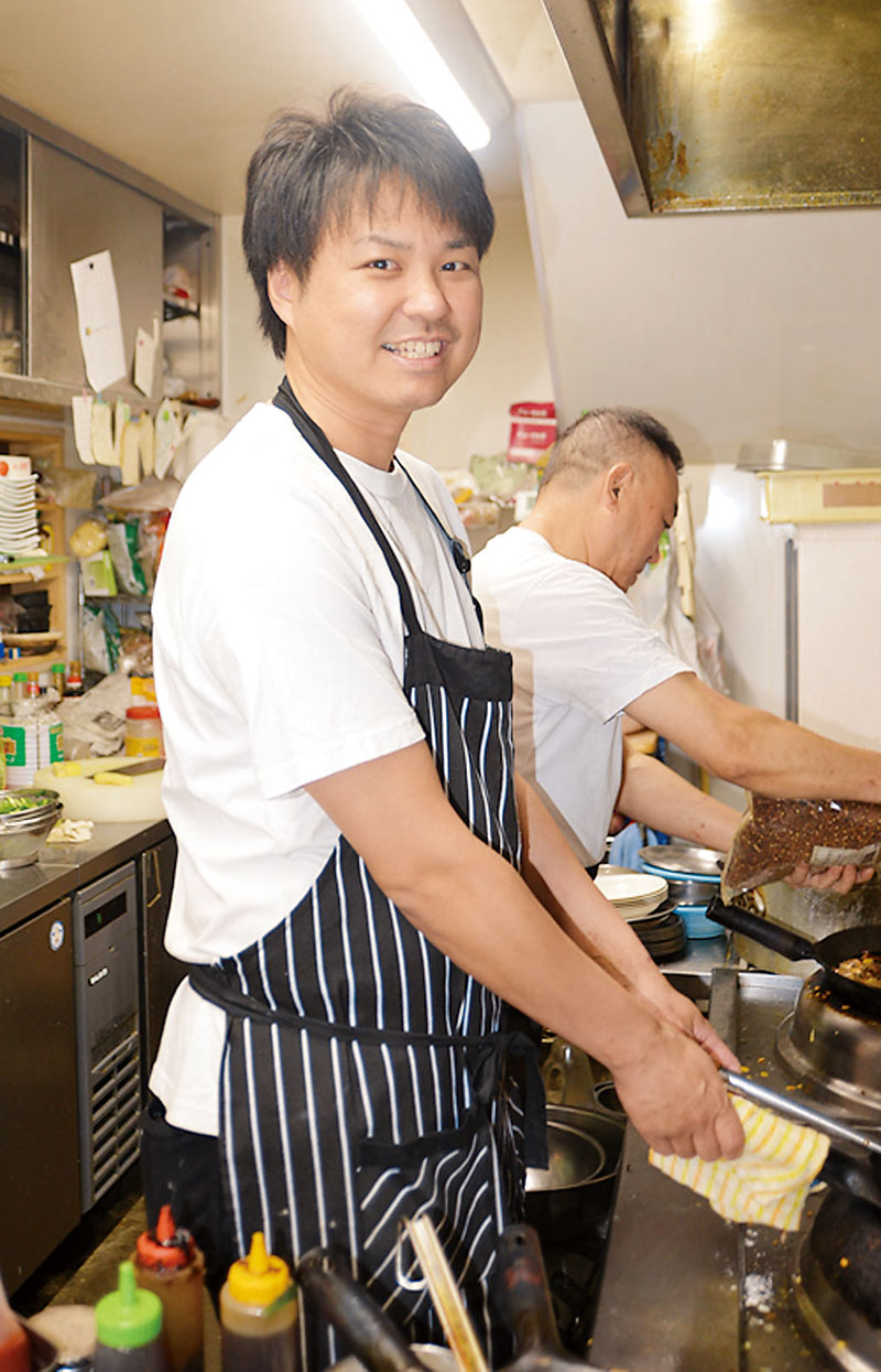 父正さん（右）と厨房（ちゅうぼう）に立つ牧野俊宏さん