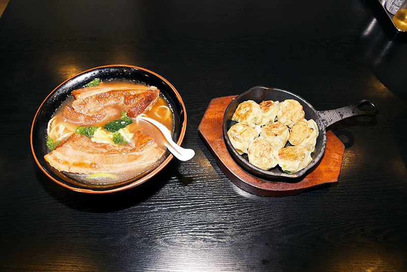 角煮ラーメン（左）とひとくち鉄板餃子