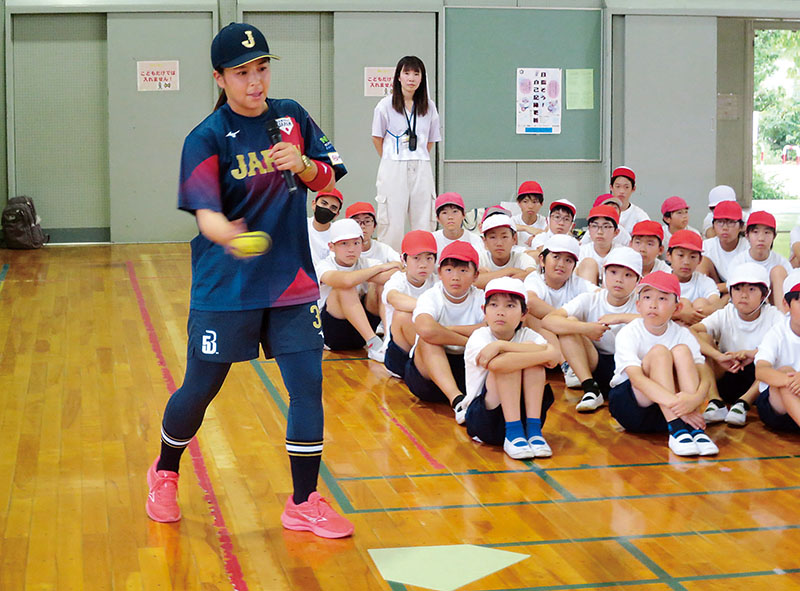 ベースボール5でゴムボールを打つ六角彩子選手＝17日、加須市立不動岡小学校
