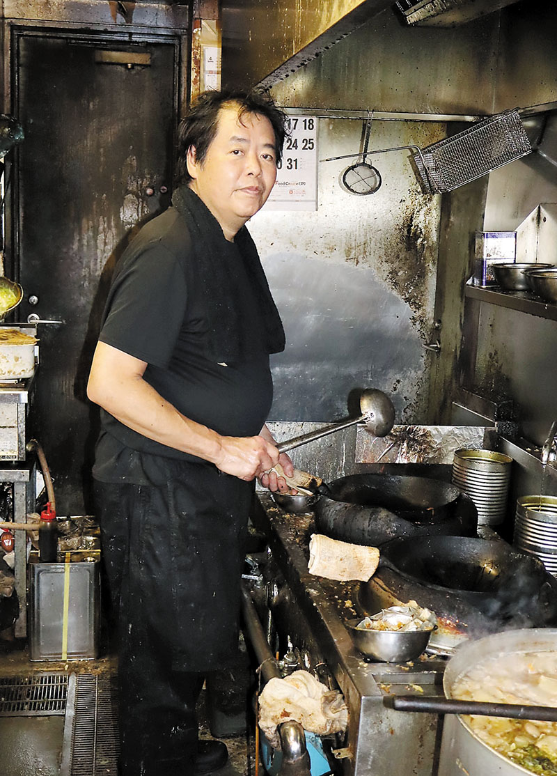 厨房でチャーハンの調理をする桜井高敬さん＝朝霞市本町の「昆布森」