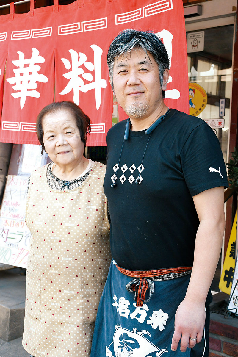 2代目店主の鈴木至弘さん（右）と母親の静子さん＝戸田市川岸の「酔月園」