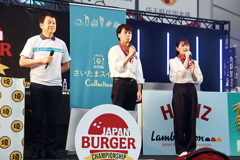 ステージに登壇しPRする国際学院埼玉短期大学の学生たちと清水勇人市長（左）＝さいたまスーパーアリーナ