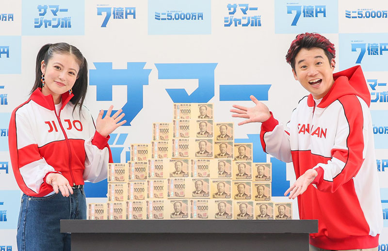 7億円の模型を前に笑顔の矢本悠馬さん（右）と今田美桜さん＝8日、東京都中央区