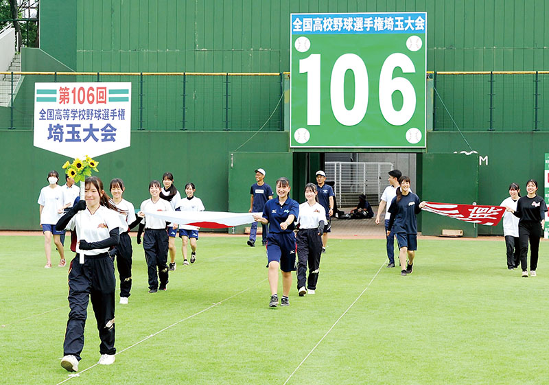 開会式の手順を確認する各校の生徒ら＝10日午後、県営大宮