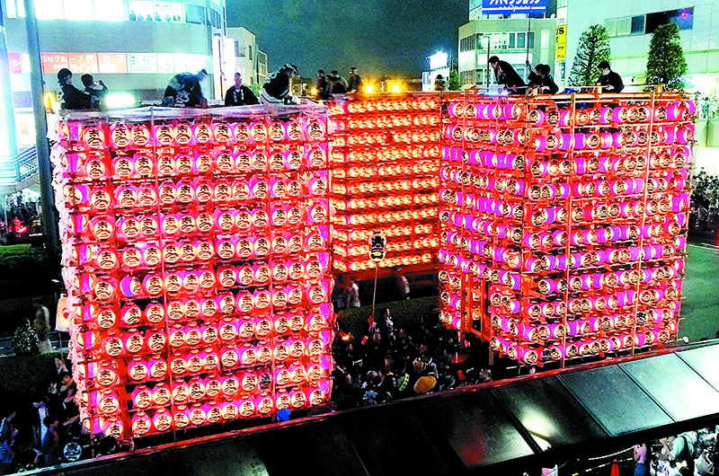 提燈山車が集まり会場は歓声と拍手に包まれた＝12日夜、久喜市の久喜駅西口ロータリー