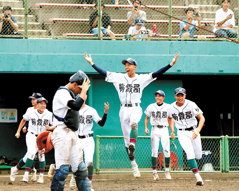 浦和商―朝霞西　勝利し、ベンチを飛び出す朝霞西の選手たち＝朝霞市営