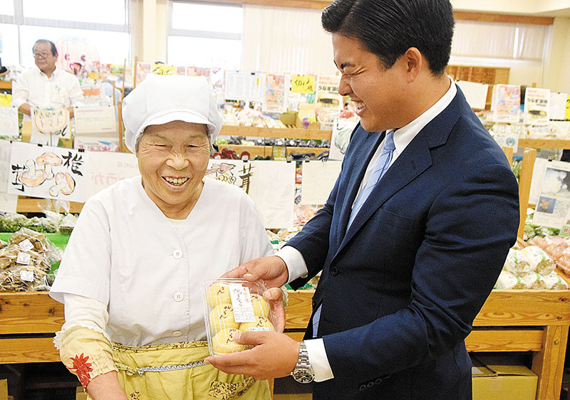 農産物直売所を視察し、「おしゃもじ食品」の斎藤操代表（左）から説明を受ける小川知也町長＝同日、鳩山町石坂のJА鳩山農産物直売所