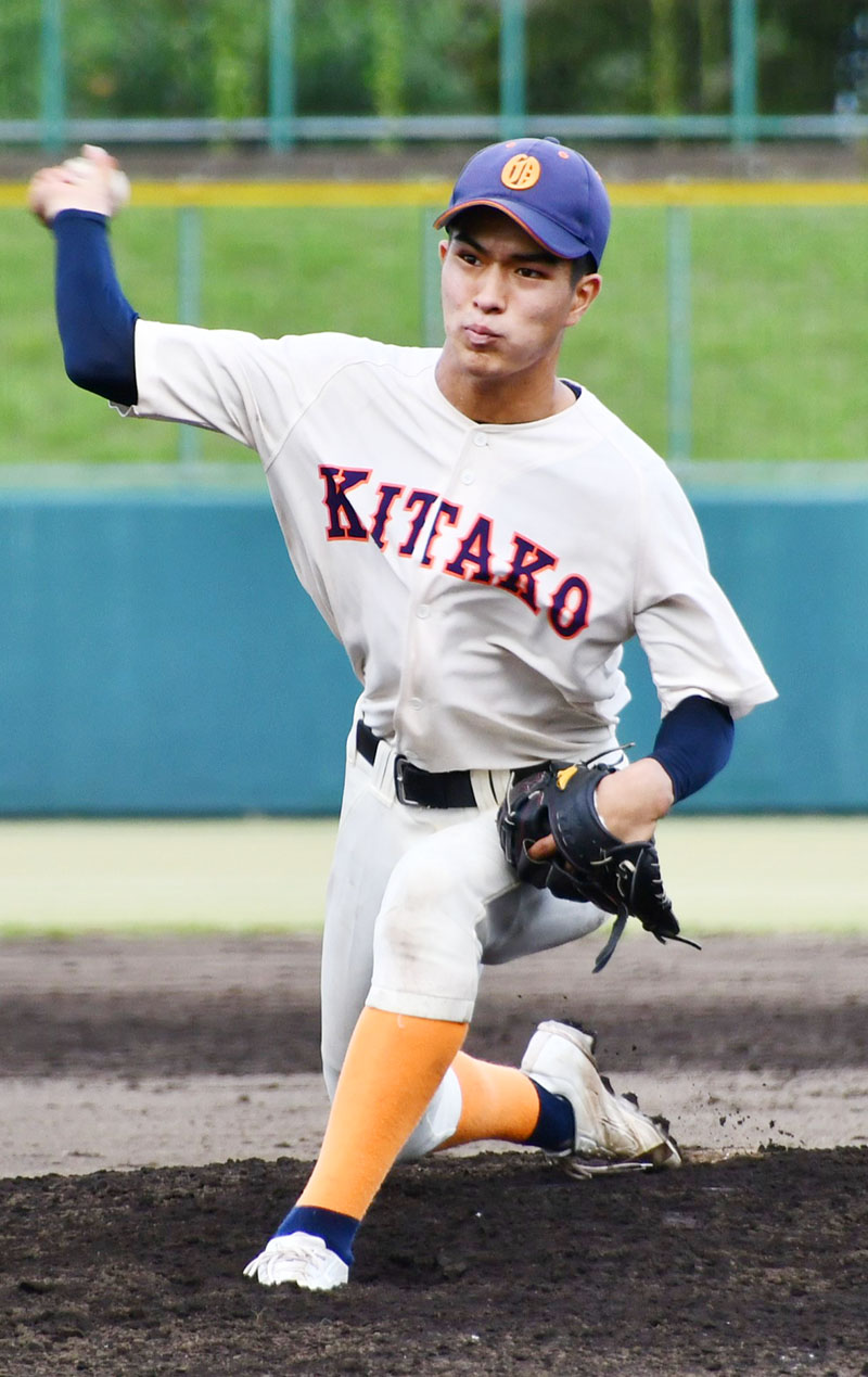 昨年の秋季県大会1回戦で、狭山ケ丘を相手に力投し、勝利に貢献した大宮北のエース辻村彰太投手＝昨年9月23日、レジスタ大宮