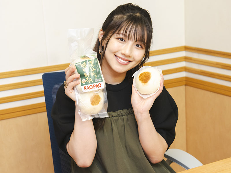 「深谷ねぎ味噌豚まん」の美味しさをPRする渡邉美穂さん