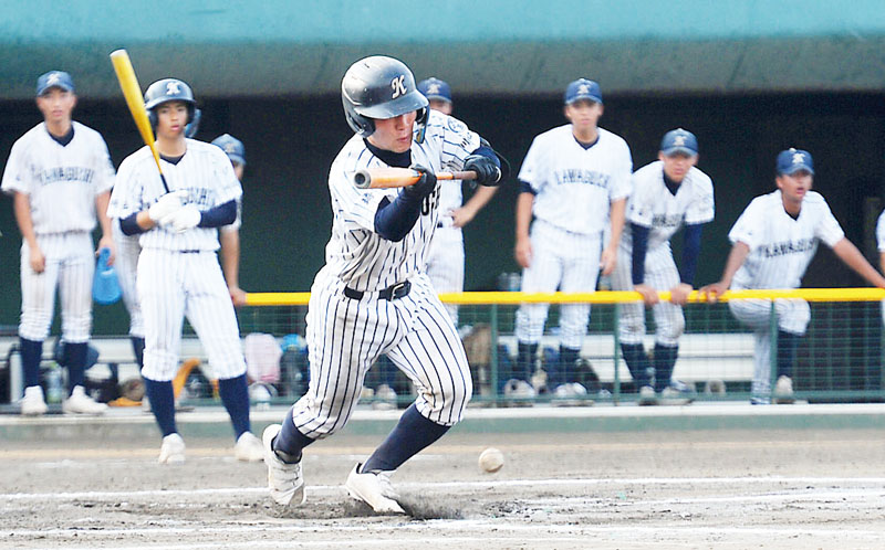 埼玉栄―川口市立　延長10回裏タイブレーク川口市立無死三塁、原口がサヨナラのスクイズを決める＝レジスタ大宮